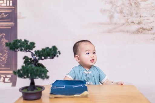 山南怀孕肚子中间凹两边凸